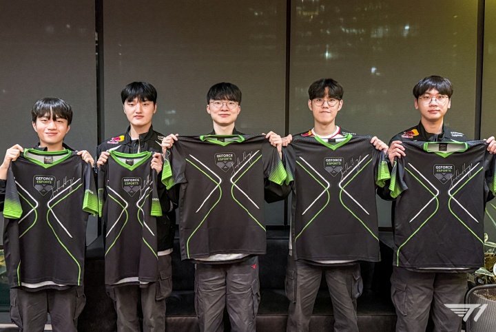 T1分享照片：NVIDIA的CEO黄仁勋给俱乐部送来亲笔签名队服